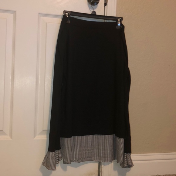 Black blouse with striped bottom and sleeves - Picture 2 of 4